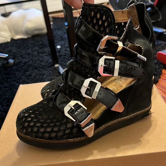 Jeffrey Cambell Shoes - Picture 4 of 5